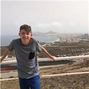 Chico universitario joven amable y enrollado da apoyo escolar a estudiantes de la ESO,Primaria y Bachillerato (sólo si eres de modalidad CCSS)